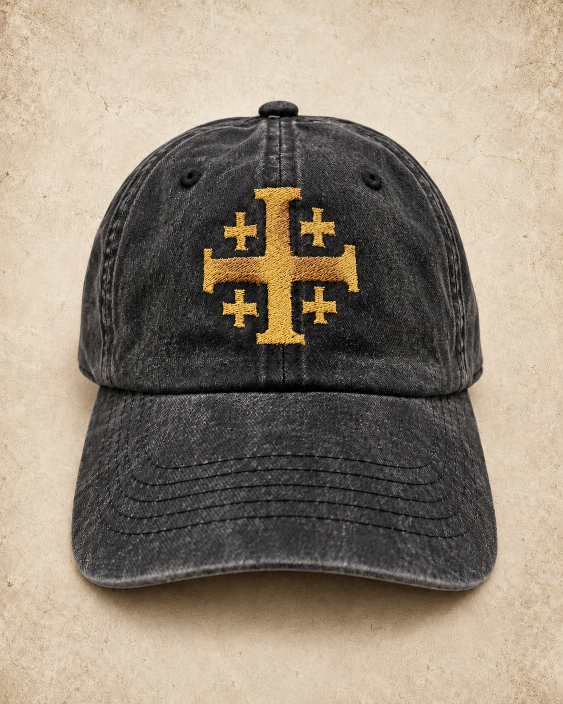 Gorra vintage con cruz dorada sobre pergamino